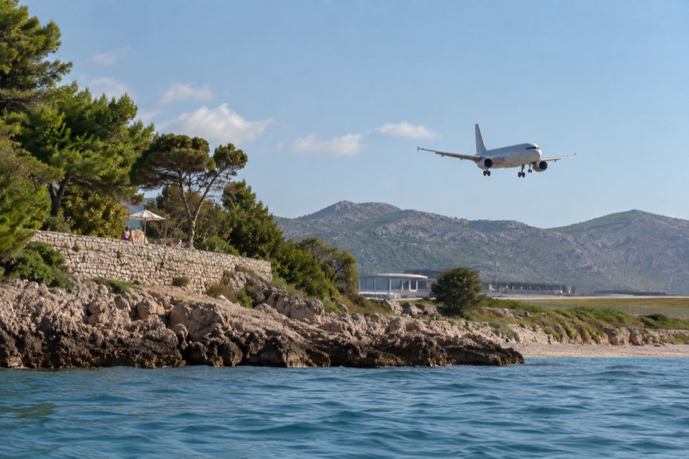 An airliner descending over the coastline near Dubrovnik Airport